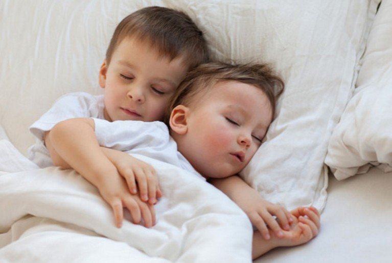 3 θετικές ερωτήσεις για γλυκιά καληνύχτα στα παιδιά μας